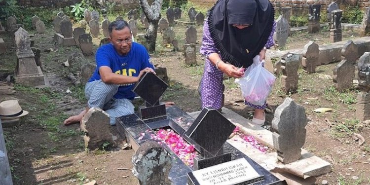 Dahlan Iskan saat safari ramadhan ke makam Ibunya/Net