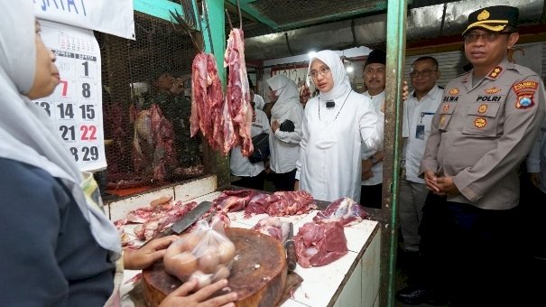 Bupati Ipuk bersama Tim Pengendali Inflasi Daerah melakukan sidak di Pasar Rogojampi/Humas Pemkab Bwi 