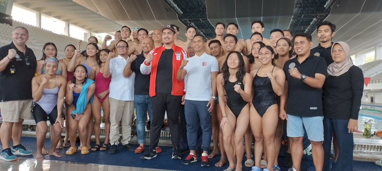 Menpora Dito Ariotedjo (berjaket merah) bersama Atlet Renang di Stadion Akutik GBK Senayan/RMOLJatim