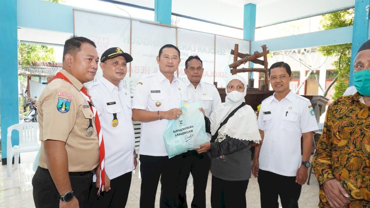 Bupati Lamongan Yuhronur Efendi saat menyalurkan bantuan Rosela secara simbolis/RMOLJatim