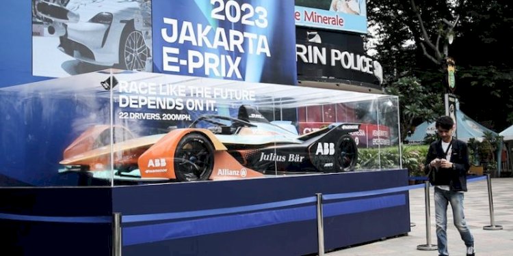 Replika mobil balap listrik Formula E di Bundaran HI/RMOL