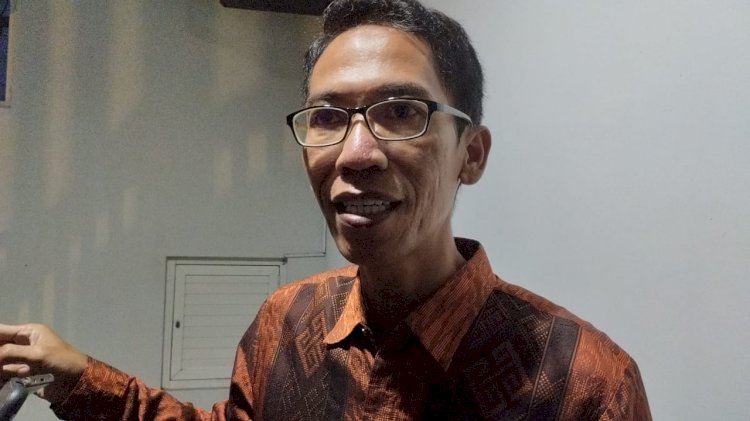 Komisioner KPU Kabupaten Jember, Ahmad Hanafi saat memberikan keterangan pers.