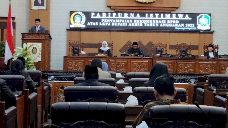 Pimpinan Banggar M Ali Mahrus menyampaikan rekomendasi DPRD Banyuwangi atas LKPJ Bupati akhir tahun anggaran 2022/RMOLJatim