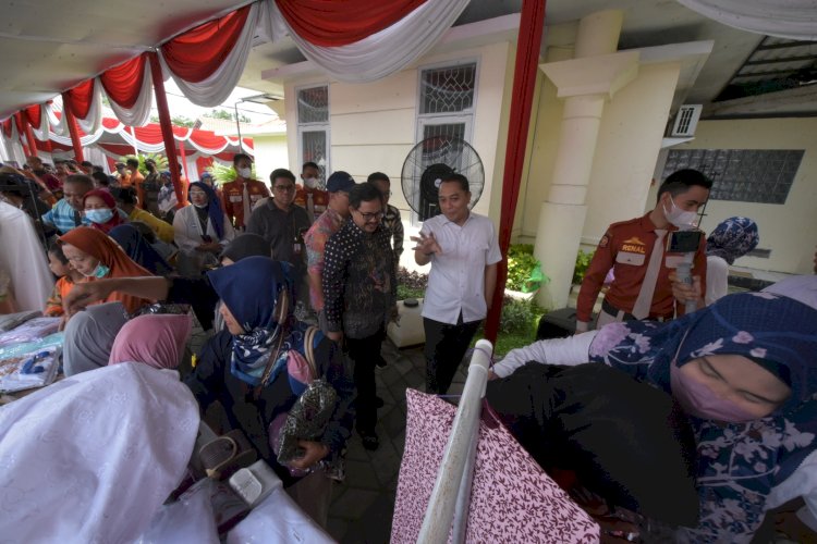 Wali Kota Eri bersama Ketua Umum GOW Surabaya Rini Indriyani Eri Cahyadi membuka acara Garage Sale dan Sembako Ramadhan/ist