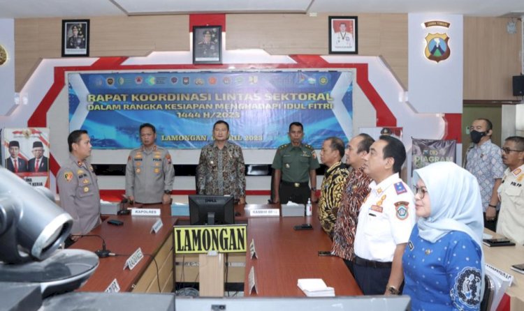 Bupati Lamongan Yuhronur Efendi bersama jajaran Forkopimda mengikuti video conference/Ist