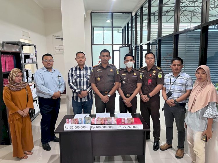 Kejari Bangkalan menerima pengembalian kerugian negara dari tiga terdakwa kasus dana PKH/ist