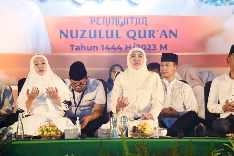 Gubernur Khofifah saat menghadiri Tabligh Akbar Peringatan Nuzulul Qur'an bersama Walikota Mojokerto Ika Puspitasari di Alun Alun Kota Mojokerto, Kamis (6/4) malam./ist