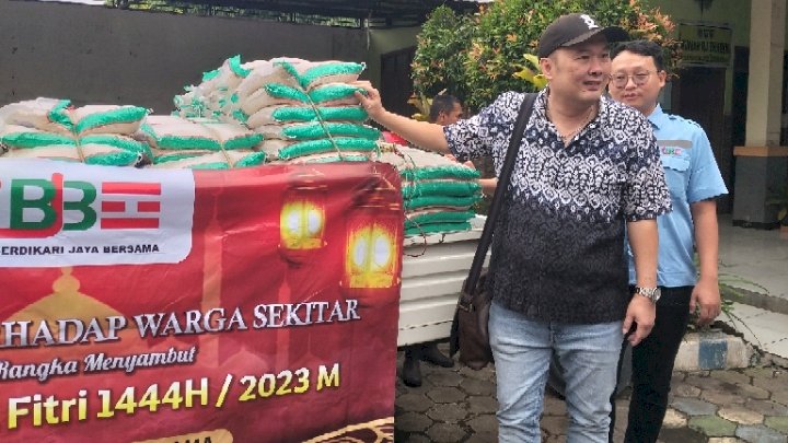 Caption  : Yuwei Santoso Saat Bagikan Beras Untuk Warga Di Kelurahan Kedung Asem.