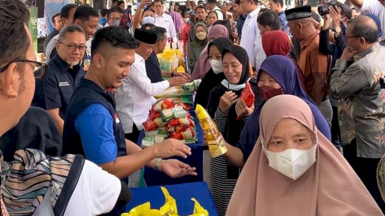 Menteri Perdagangan Zulkifli Hasan, didampingi Tom Liwafa 