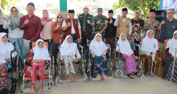  Bupati Malang, H.M. Sanusi (tengah) bersama Wabup Malang H. Didik Gatot Subroto kunjungi Panti Lansia /Ist