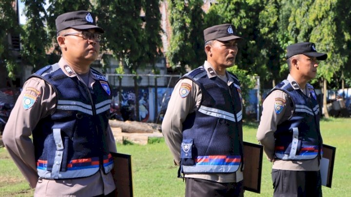 Keterangan foto : Penyerahan penghargaan kepada Bhabinkamtibmas oleh Kapolres Madiun/ist.