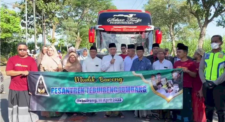 KH Abdul Hakim Mahfudz atau Gus Kikin saat memberangkatkan bus santri mudik bareng/ist