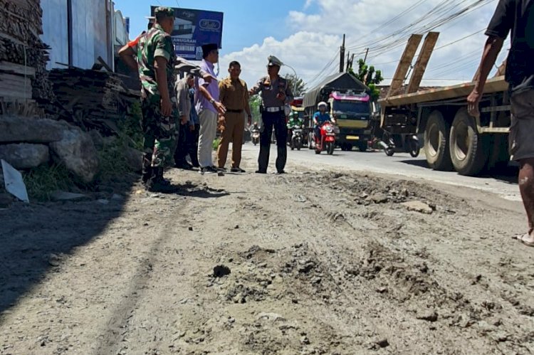 Anggota Komisi III DPRD Gresik Abdullah Hamdi sidak jalan Grogol yang rusak parah/RMOLJatim