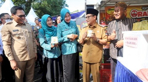 Wali Kota Malang H Sutiaji mengenakan peci hitam (tengah) beserta rombongan saat di Pasar Murah Ramadan/Ist