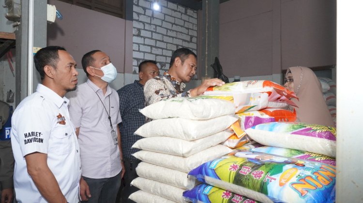 Bupati Lamongan Yuhronur Efendi saat cek harga pasokan bahan pokok di pasar/RMOLJatim