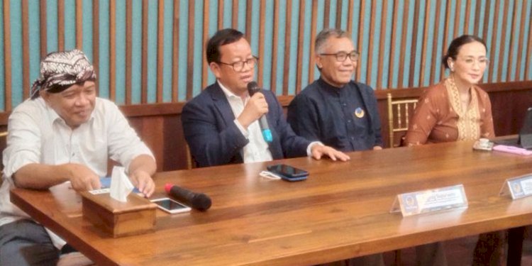Ketua DPP Partai Nasdem Sugeng Suparwoto (kedua dari kiri) saat silaturahmi dengan media, Selasa (11/4)/RMOLJateng