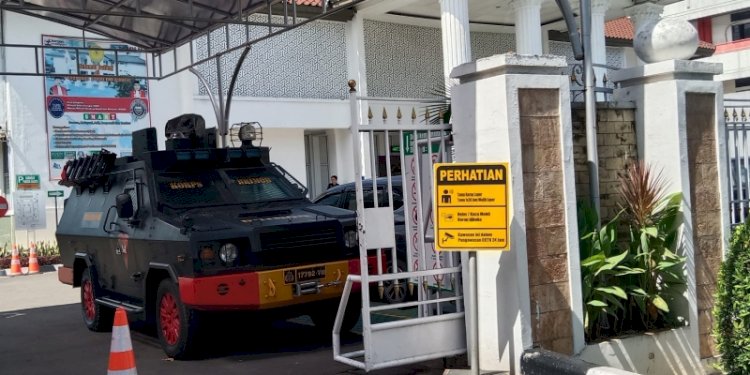 Kendaraan taktis (rantis) disiagakan Polri saat sidang putusan banding di Pengadilan Tinggi DKI Jakarta/RMOL