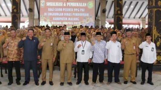 Bupati Malang, H.M. Sanusi (tengah) memakai peci hitam saat sosialisasi dan pembekalan bagi calon peserta PPG PAI/Ist