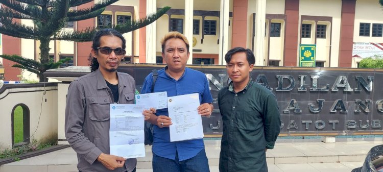 Ali Maksum bersama tim kuasa hukumnya usai mendaftarkan gugatannya di Pengadilan Negeri (PN) Lumajang/Ist 
