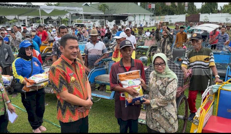 Bupati Jombang Hj Mundjidah Wahab menyerahkan bantuan kepada Abang becak/RMOLJatim