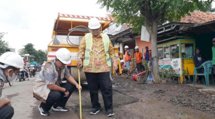 Plt Bupati Probolinggo Timbul Prihanjoko saat meninjau perbaikan jalan/RMOLJatim 