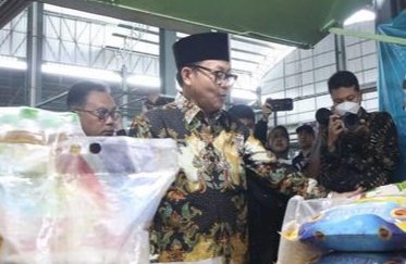 Wali Kota Malang, H Sutiaji saat melakukan operasi pasar/Ist