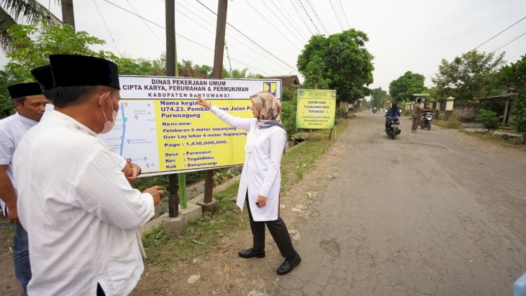 Caption: Bupati Ipuk meninjau Pembangunan - Pemeliharaan jalan poros kecamatan di Banyuwangi/Humas Pemkab Bwi