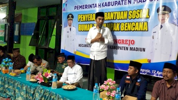 foto : Penyerahan bansos untuk 356 rumah yang terdampak bencana angin puting beliung/ist.