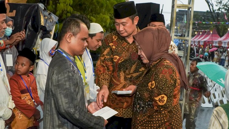 Yuhronur Efendi menyerahkan bantuan berupa uang kepada anak yatim, difabel, dan keluarga kurang sejahtera/Ist