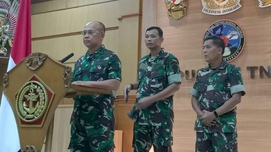 Kapuspen TNI Laksamana Pertama TNI Julius Widjojono saat jumpa pers di Mabes TNI, Cilangkap, Jakarta Timur, Minggu (16/4)/RMOL