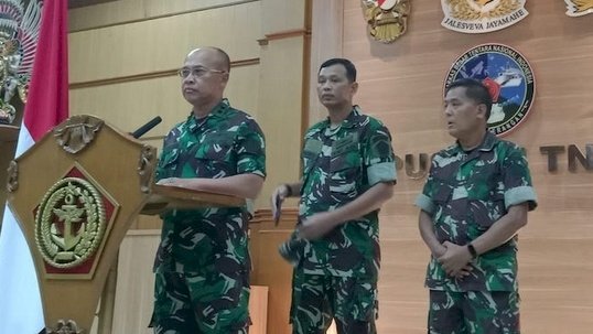 Kapuspen TNI Laksamana Pertama TNI Julius Widjojono saat jumpa pers di Mabes TNI, Cilangkap, Jakarta Timur, Minggu (16/4)/RMOL