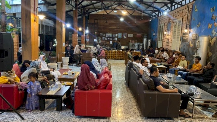 Suasana menjelang buka bersama  di cafe dan resto D’Mantan Tuban / RMOLJatim