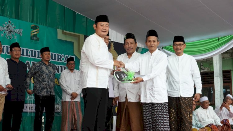 Bupati Lamongan Yuhronur Efendi saat menyerahkan kunci mobil operasional kepada PCNU Babat/RMOLJatim