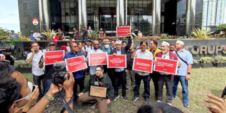 Mantan Pimpinan KPK seperti Abraham Samad, Saut Sitomarang, Bambang Widjojanto bersama mantan pegawai KPK saat demonstrasi di depan Gedung Merah Putih/RMOL