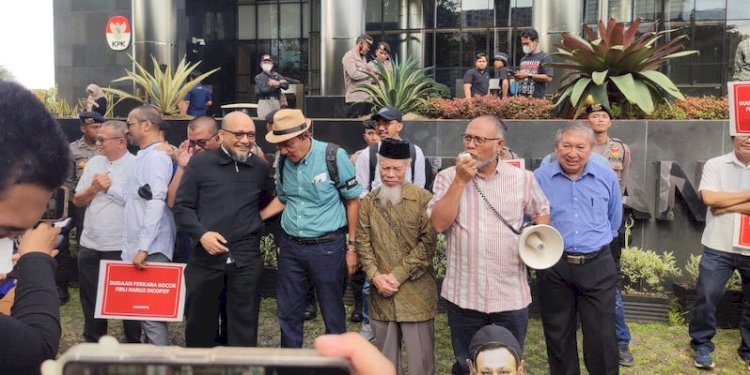 Mantan pimpinan KPK Bambang Widjojanto saat berorasi di depan Gedung KPK mengkritik Firli Bahuri/RMOL