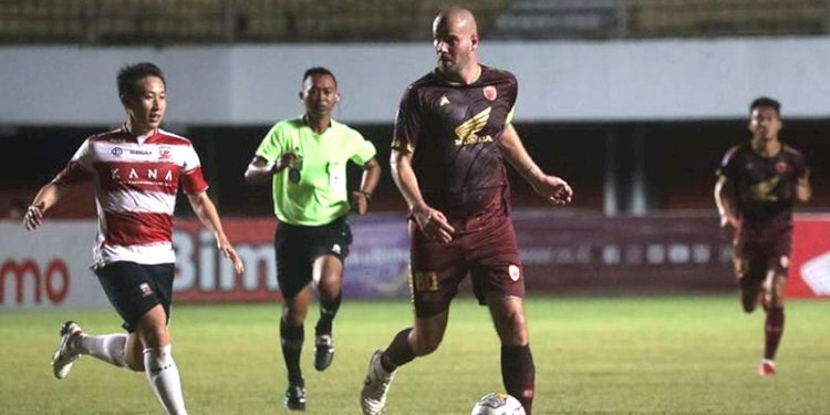  Gelandang sekaligus kapten tim PSM Makassar, Wiljan Pluim, menyabet gelar Pemain Terbaik Liga 1 2022-2023/Net