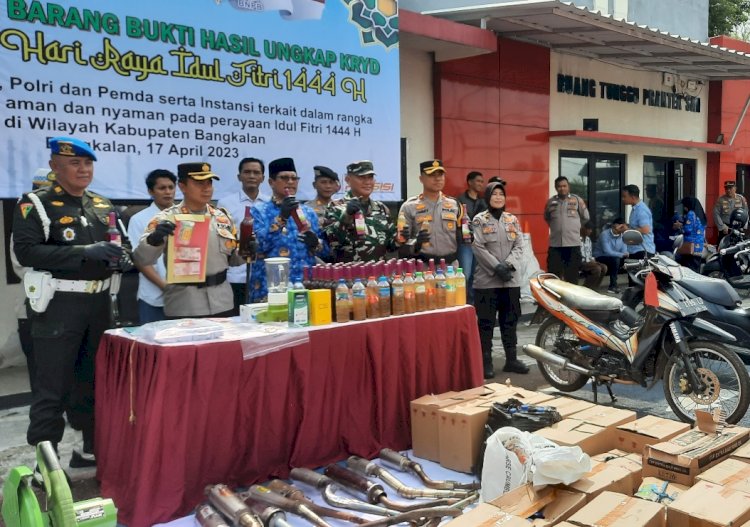 Proses pemusnahan barang bukti hasil kejahatan di Mapolres Bangkalan/Ist