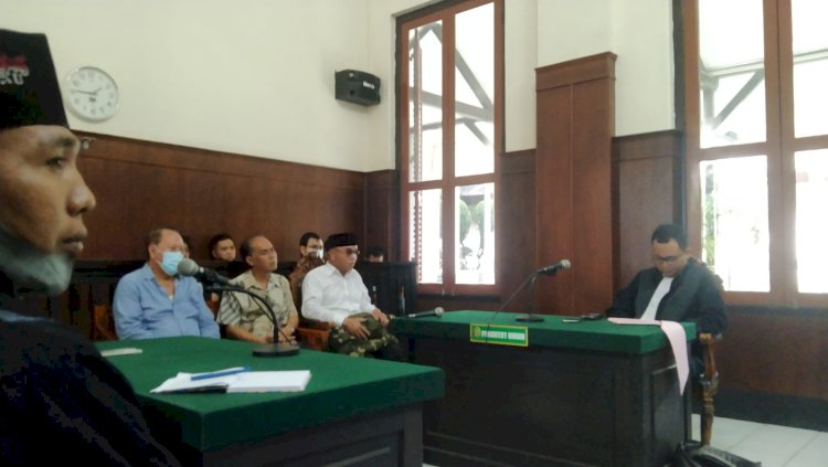 Tiga terdakwa kasus ambrolnya perosotan Kenjeran Park saat menjalani sidang vonis/RMOLJatim