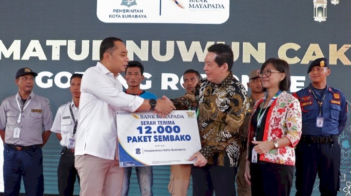 Teks foto: Wali Kota Eri menerima 12.000 Paket Sembako Ramadan dari Mayapada Group/RMOLJatim