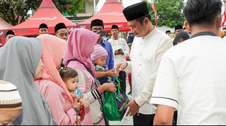 Caption : Bupati  Lamongan Yuhronur Efendi  melakukan Safari Ramadhan di Masjid Jami  Al Ikhlas Desa Moropelang Kecamatan  Babat