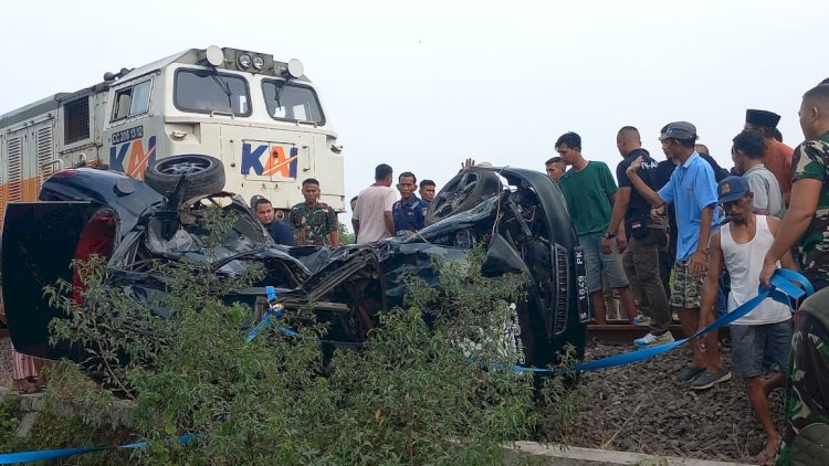 TKP Kereta Api menabrak mobil sedan diperlintsan kawasann Lamongan/Ist