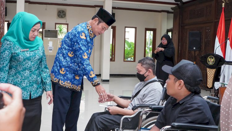 Santunan kepada 100 difabel dari Yayasan Griya Qur'an Difabel Lamongan di Pendopo Lokatantra Lamongan/RMOLJatim