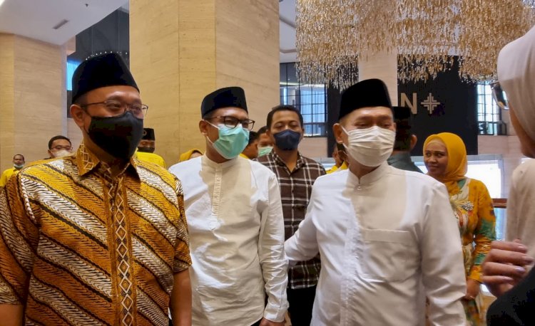 Para pengurus DPD Partai Golkar Surabaya foto bersama dengan Adies Kadir/RMOLJatim