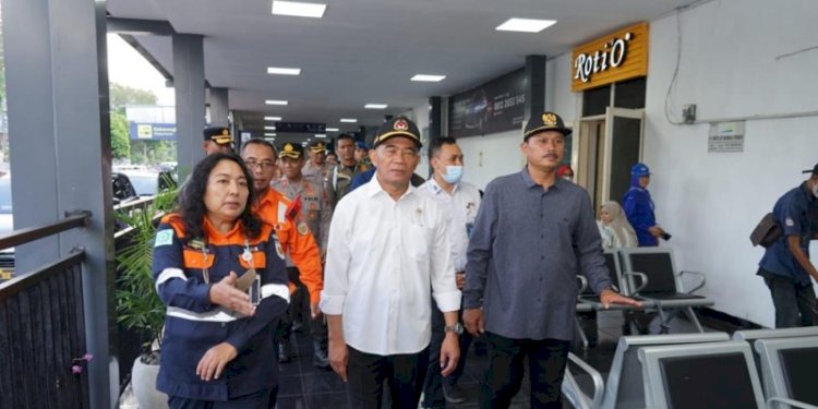 Menteri Koordinator Pembangunan Manusia dan Kebudayaan, Muhadjir Effendy mengecek persiapan menyambut mudik Lebaran 2023 di Stasiun Kereta Api Madiun/Ist