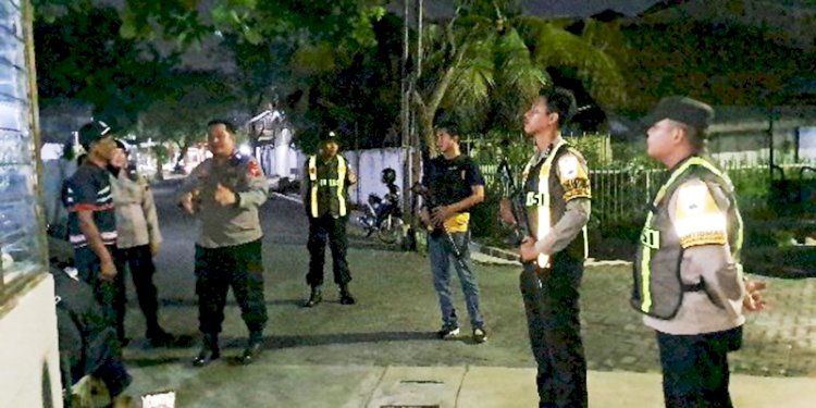 Personil bersenjata Polsek Semarang Timur, menggelar patroli di pemukiman yang ditinggal mudik penghuninya, Rabu malam (19/4)/ist