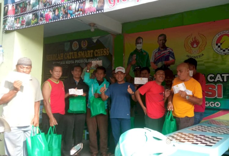 Ketua Percasi Kota Probolinggo Muhammad Abbas bersama lecatur senior Kota Probolinggo/RMOLJatim