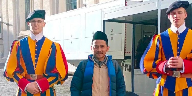 Mahasiwa Yayasan Nostra Aetate di Vatikan Deni Iskandar (tengah) saat di Roma/Net