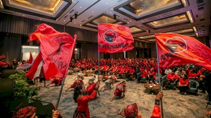 Bendera PDIP di Surabaya/RMOLJatim