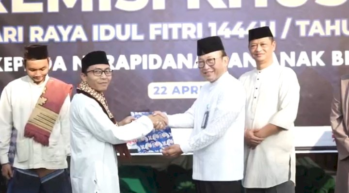 Kakanwil Kemenkumham Jatim Imam Jauhari menyerahkan SK Remisi Khusus Idul Fitri 2023 kepada narapidana/repro