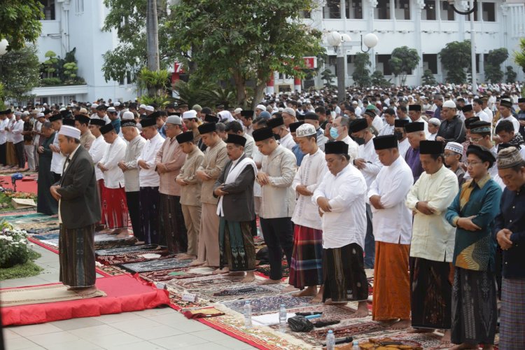 Wali Kota Eri bersama warga Shalat Idul Fitri 1444 hijriah di Taman Surya halaman Balai Kota Surabaya/ist